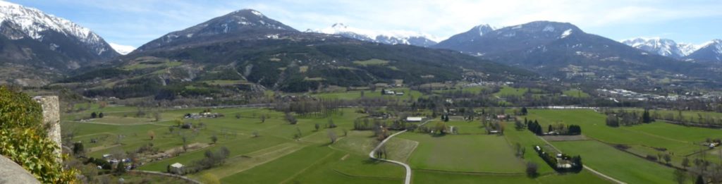 La plaine sous le roc d'Embrun le long de la Durance.