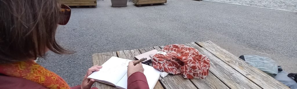 Croquis de randonnée sur la place de la mairie d'Aiguilles dans les Hautes-Alpes. 