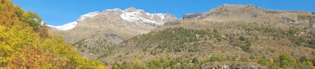 Chemin pour accéder à Dormillouse dans le Parc national des Écrins. 
