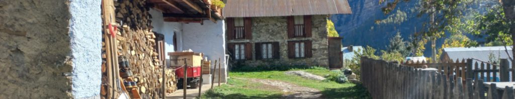 Brouette à moteur dans le village hippy