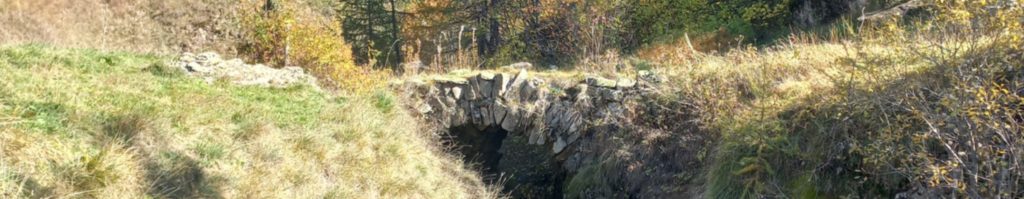 Petit pont secret à voûte arcade en pierre sèche